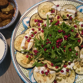 Gegrilde aubergine met granaatappel en pistache