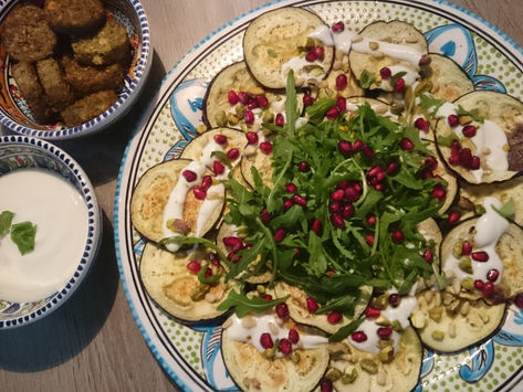 Gegrilde aubergine met granaatappel en pistache