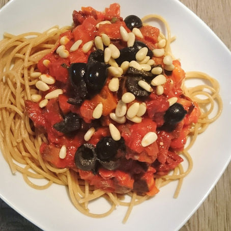 Pasta met verse tomatensaus en aubergine