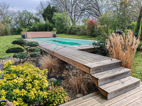 Aménagement complet terrasse bois ponton massif rivière sèche