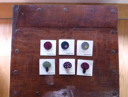 ブローチ各(税抜)700円PeopleTreeネパールサークル刺繍・きのこウール・コットン・ブローチピン