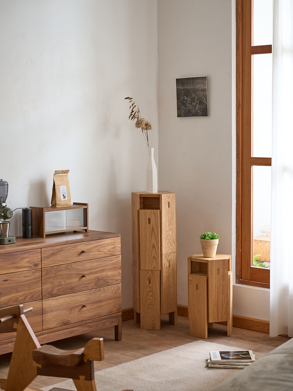縮圖：Solid wood material  easy to store stool