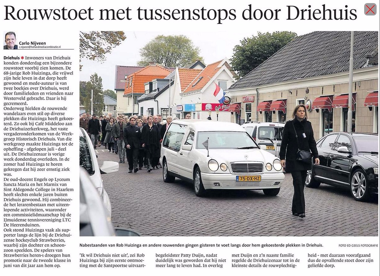 Wandelende rouwstoet door Driehuis