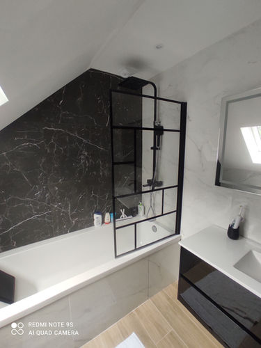 Salle de bains avec baignoire moderne et carrelage mural noir