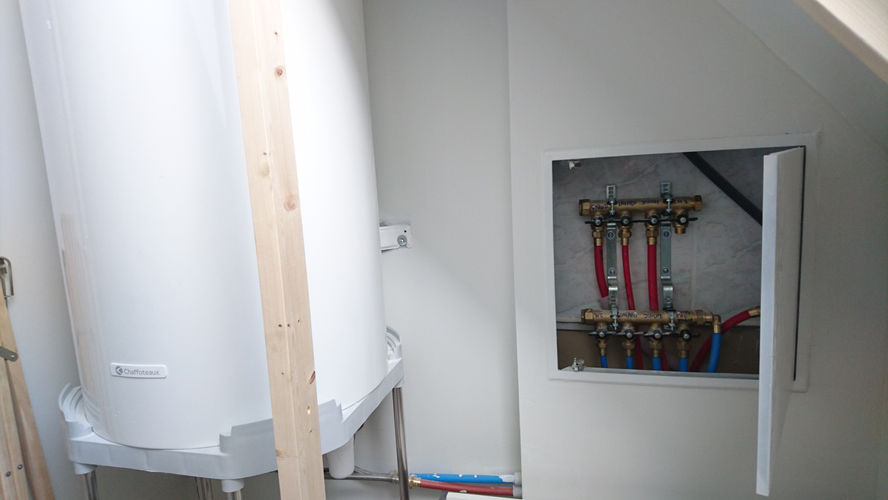 Nourrices de distribution d'eau encastrées dans un mur