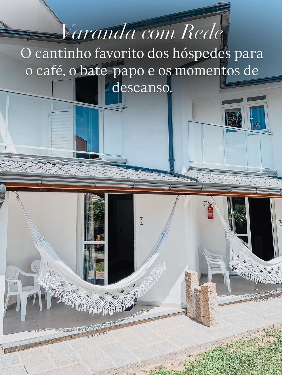 Varanda dos sobrados do Residencial Corsário com redes para descanso, mesa e cadeiras, ideal para relaxar e aproveitar a hospedagem.