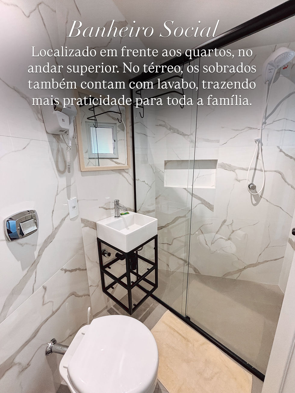 Banheiro social moderno dos sobrados com box de vidro, localizado no andar superior. Os sobrados também possuem lavabo no térreo para maior praticidade.