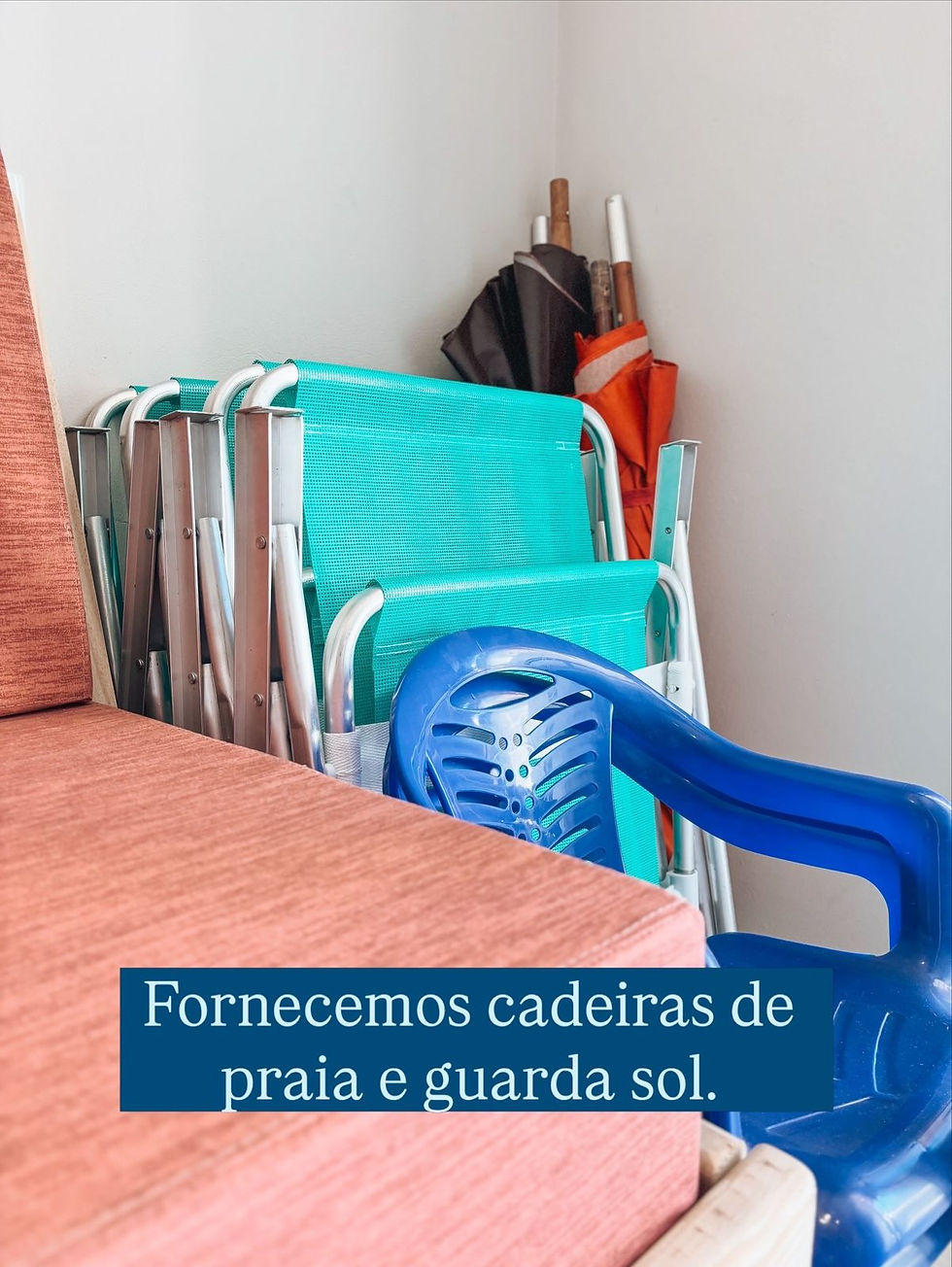 Fornecemos cadeiras de praia e guarda sol