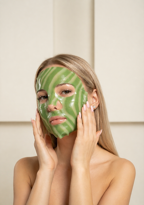 model met aloe vera gezichtsmasker meer uitgezoomd