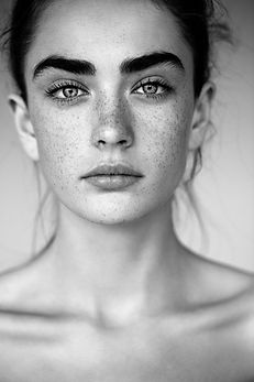 Schwarz-Weiß-Porträt der Frau mit Freckles