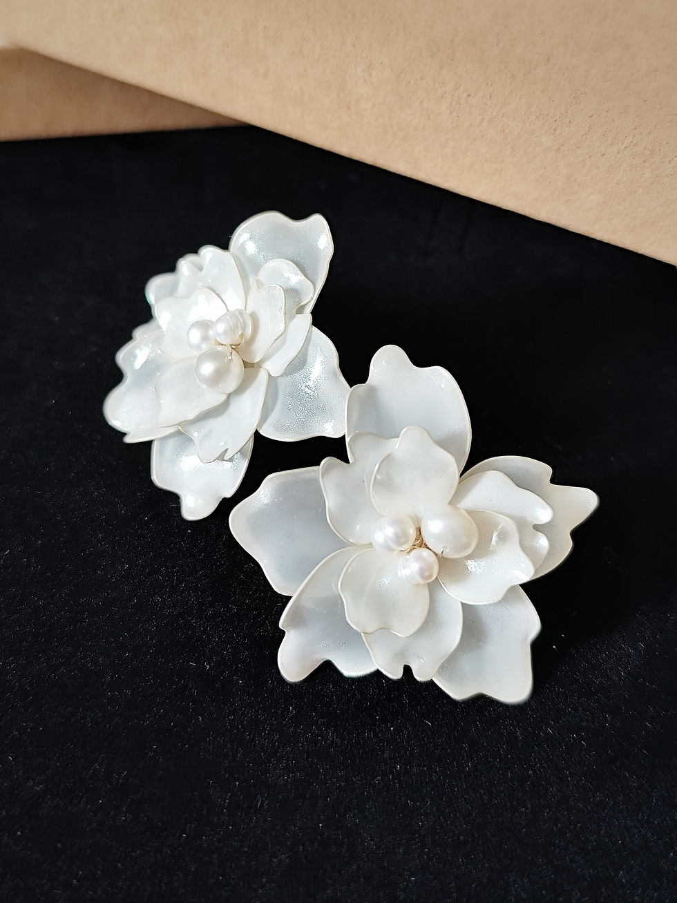 Boucles d'oreilles de mariée avec des fleurs blanches faites main