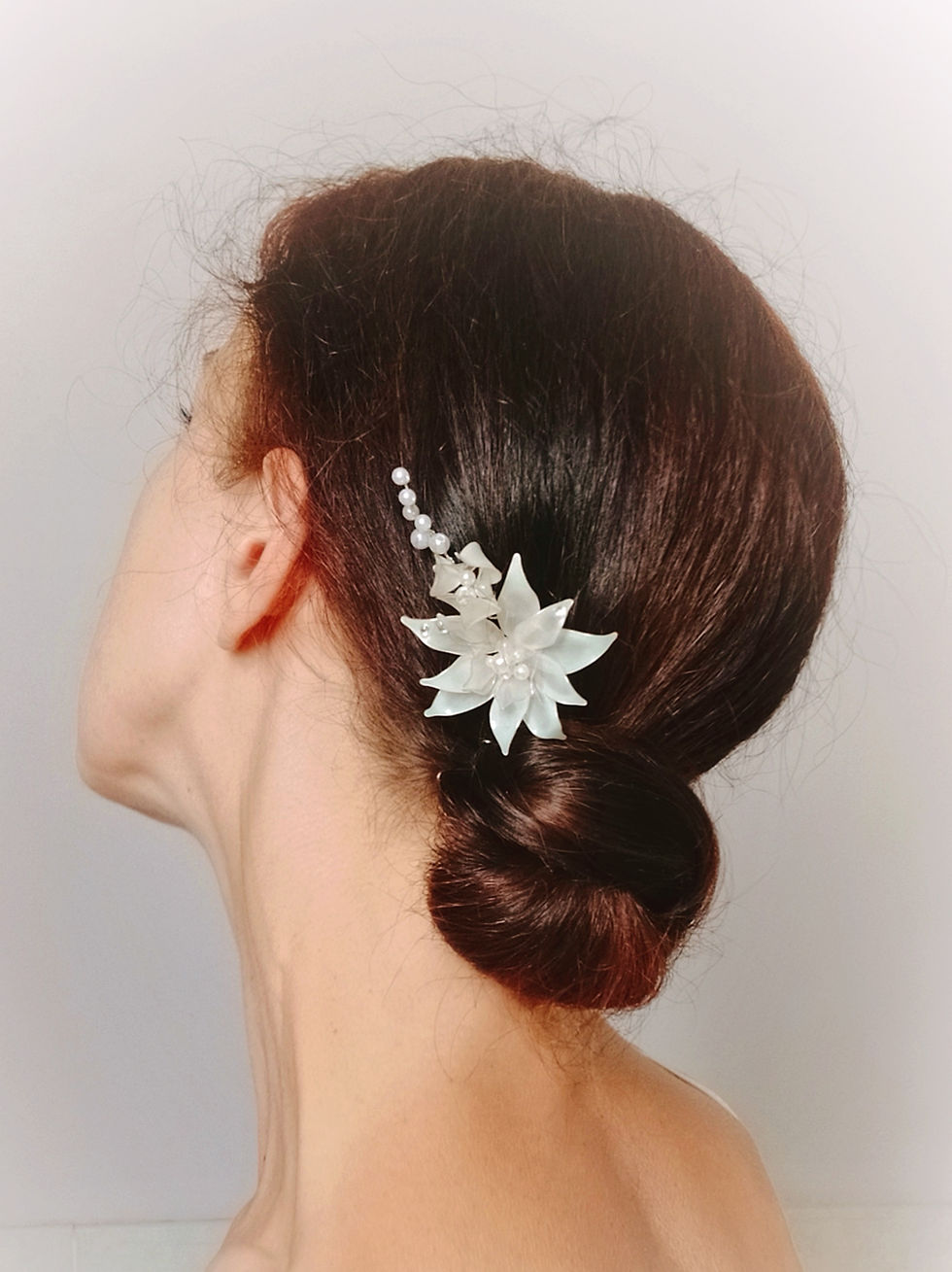 Miniature : Épingles de coiffure mariage avec une fleur blanche nacrée et ornée de perles avec un design unique et fait à la main.