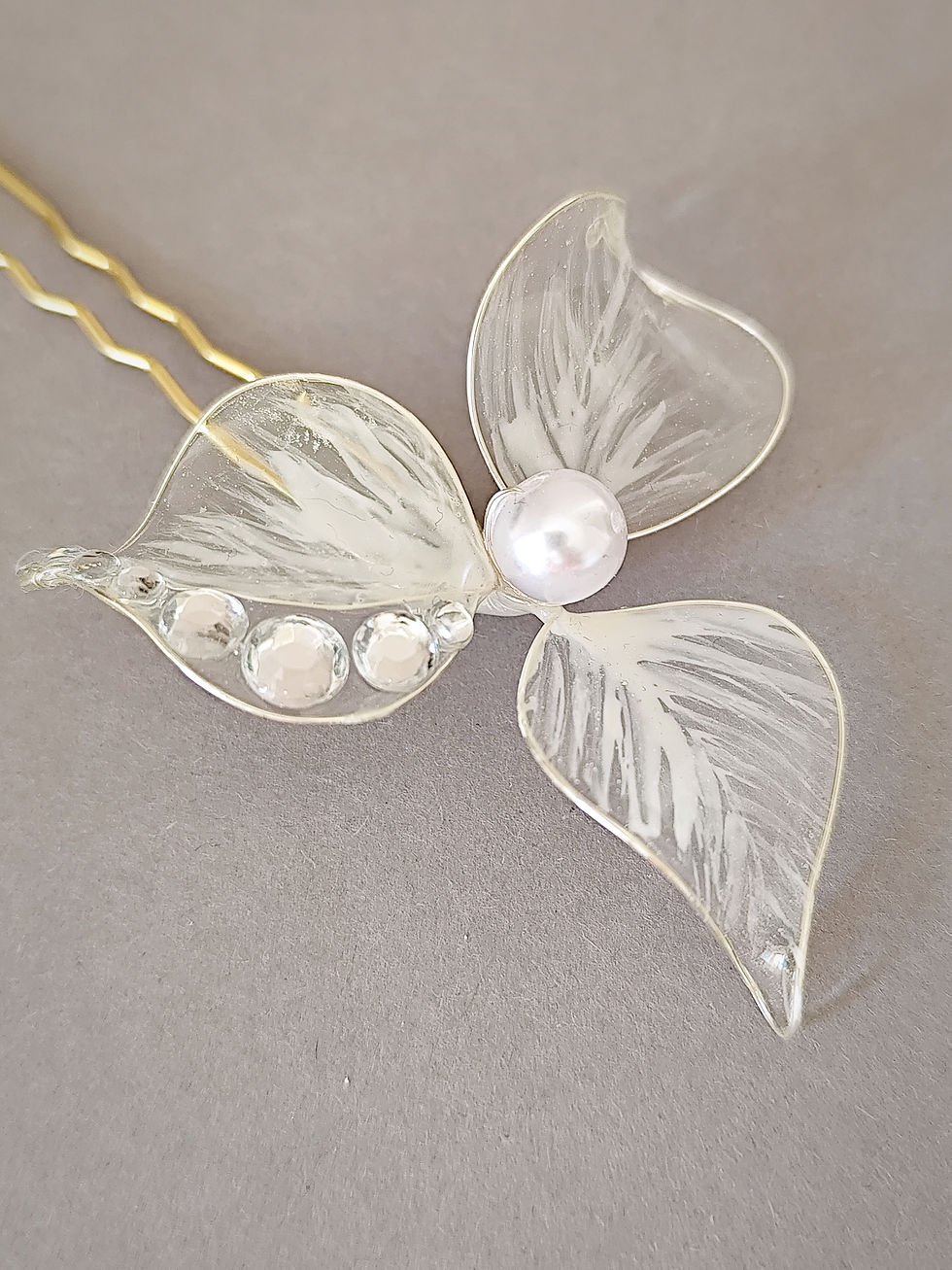 Épingle de coiffure mariage avec une fleur sensuelle faite main en résine