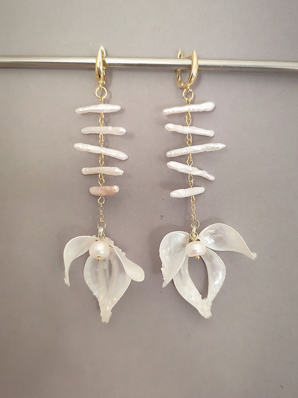 Miniature : Boucles d'oreilles de mariée faites à la main avec des perles naturelles horizontales et fleurs blanches