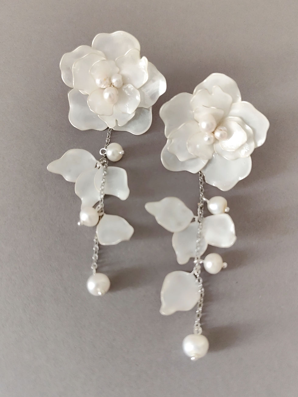 Miniature : Boucles d'oreilles de mariée avec des fleurs blanches faites main transformables 3-en-1