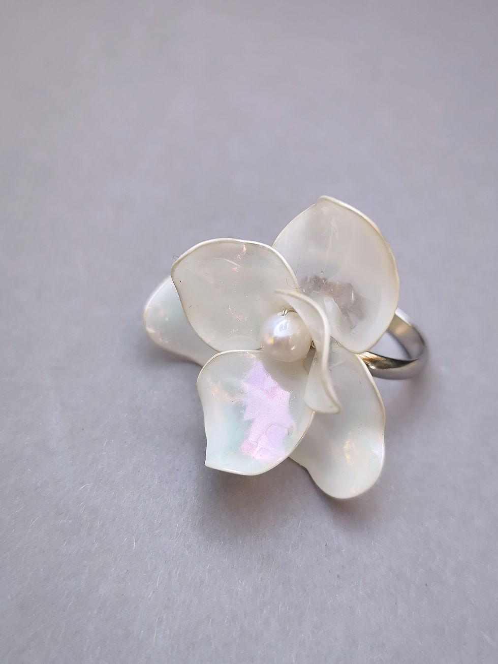 Miniature : Bague de mariée avec une grande fleur blanche faite main en résine