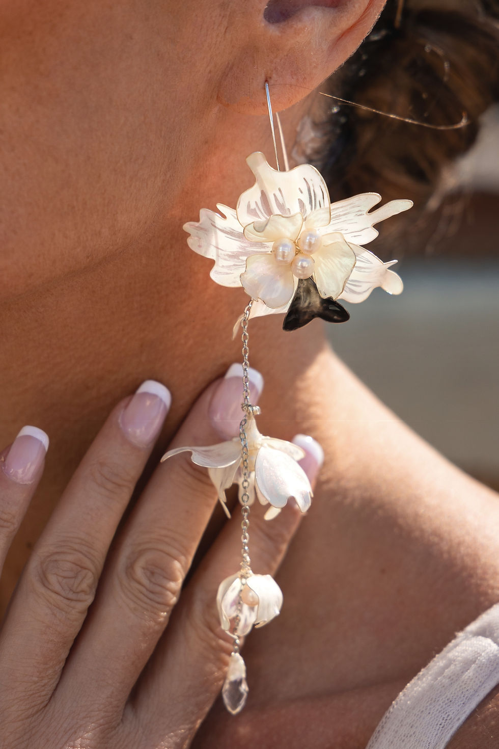Miniature : Boucles d'oreilles de mariée fleurs asymétriques faites à la main avec des fleurs en résine, transformables 2-en-1