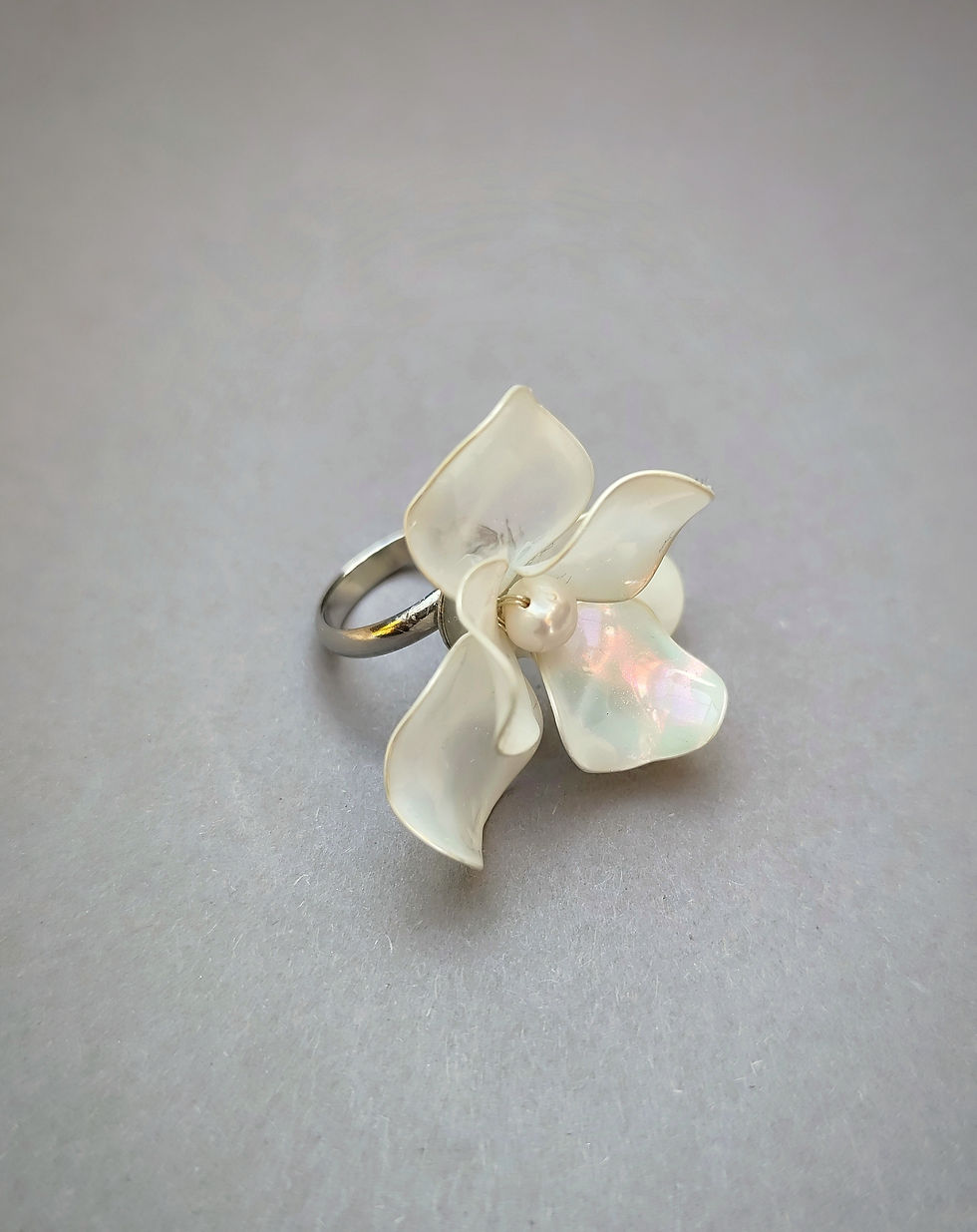 Bague de mariée avec une grande fleur blanche faite main en résine