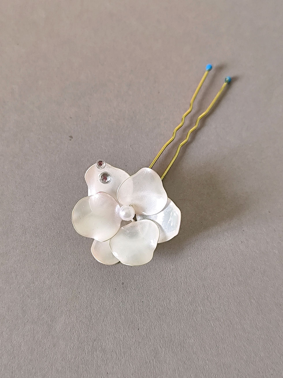 Épingles de coiffure de mariée romantique avec des fleurs faites main avec quelque chose de bleu et inspirées des jardins