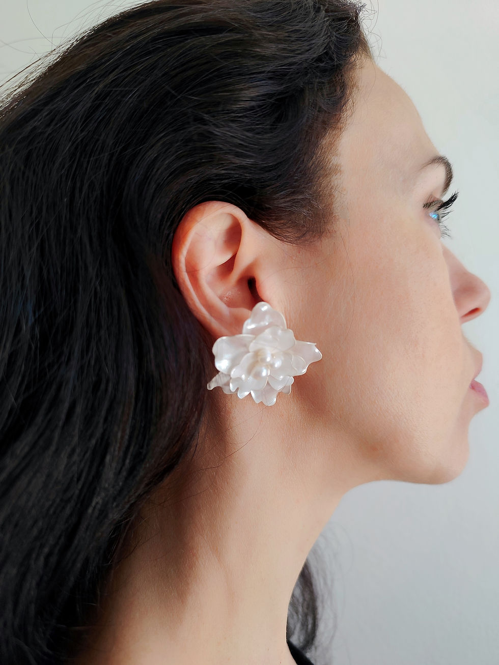 Miniature : Boucles d'oreilles de mariée avec des fleurs blanches faites main