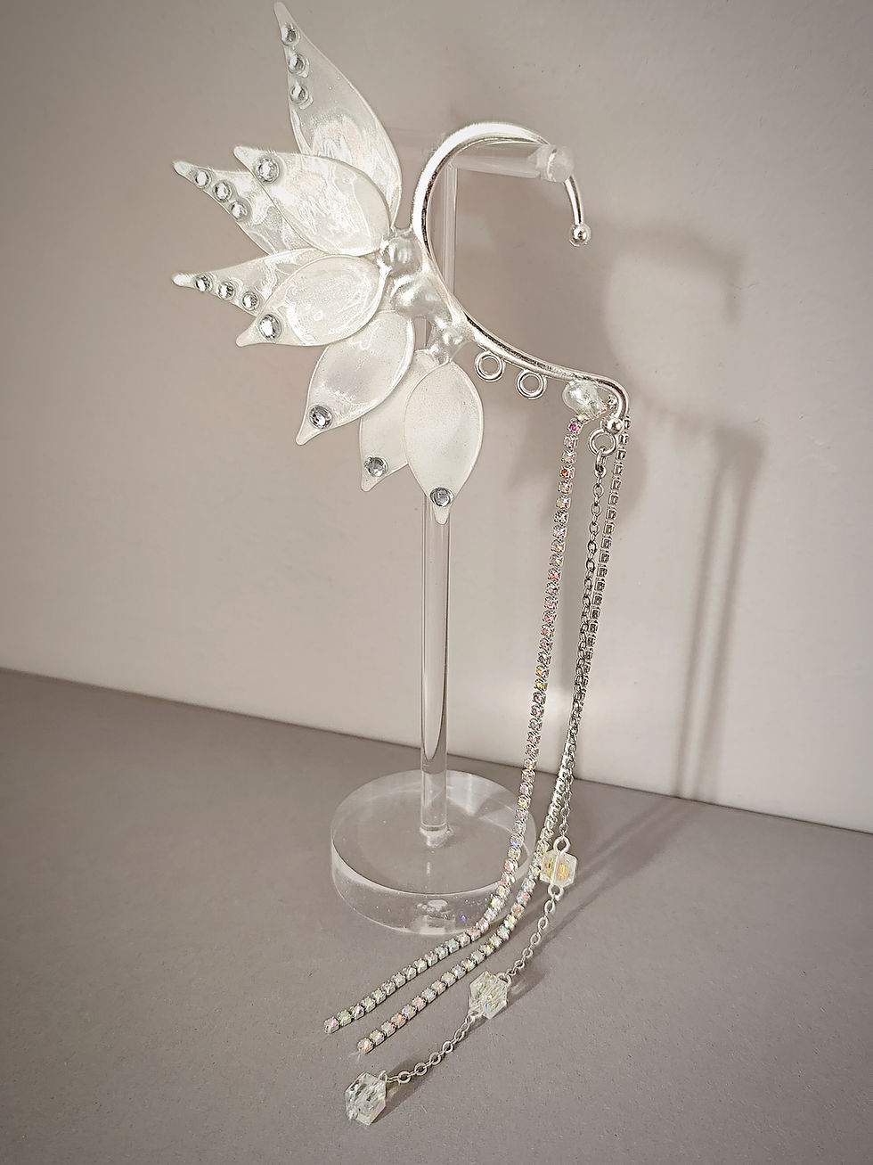 Miniature : Mono-boucle d'oreille de mariée Princesse des Elfes faite à la main avec de cristaux et des éléments en forme des ailes