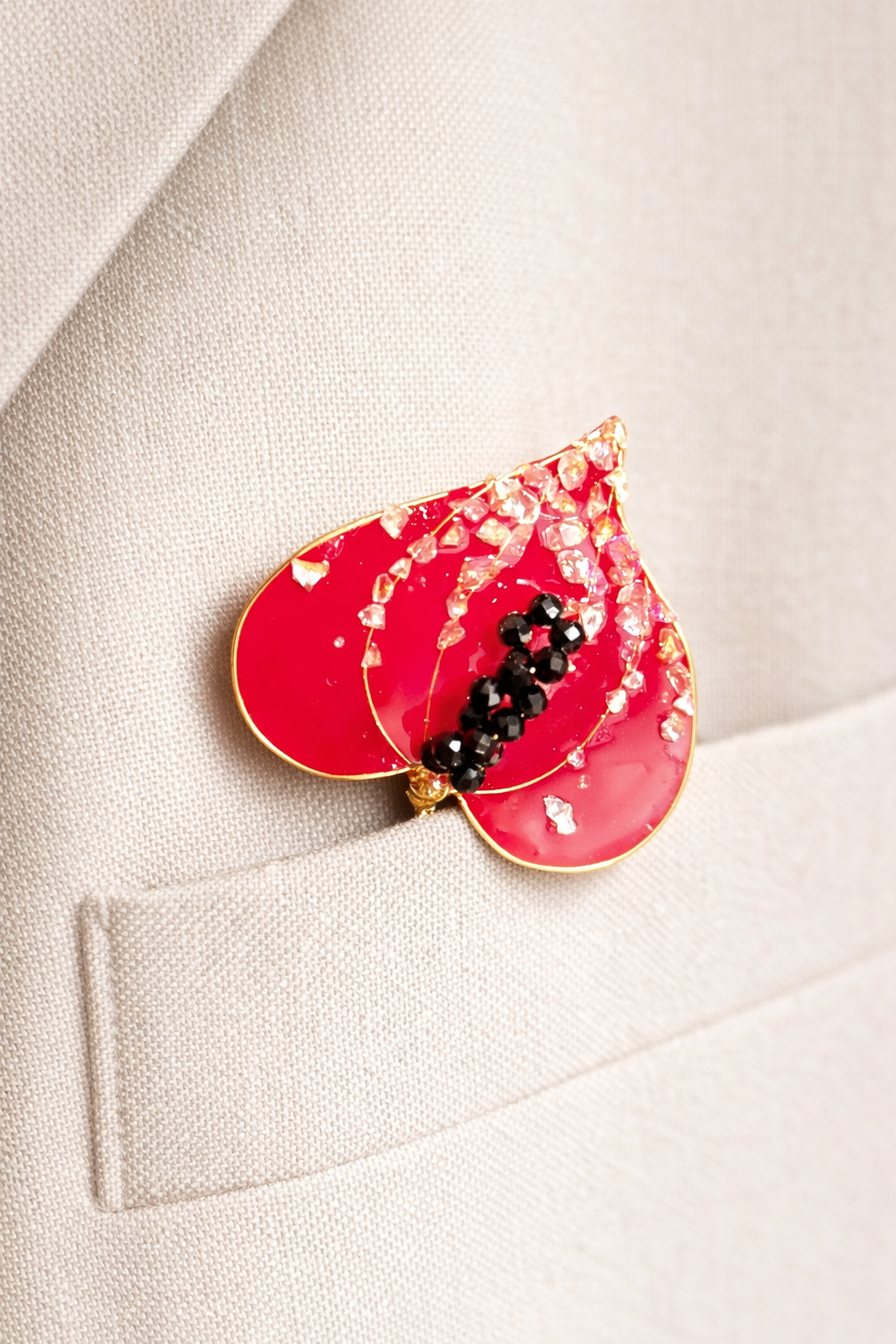 Cœur rouge boutonnière de marié ou broche