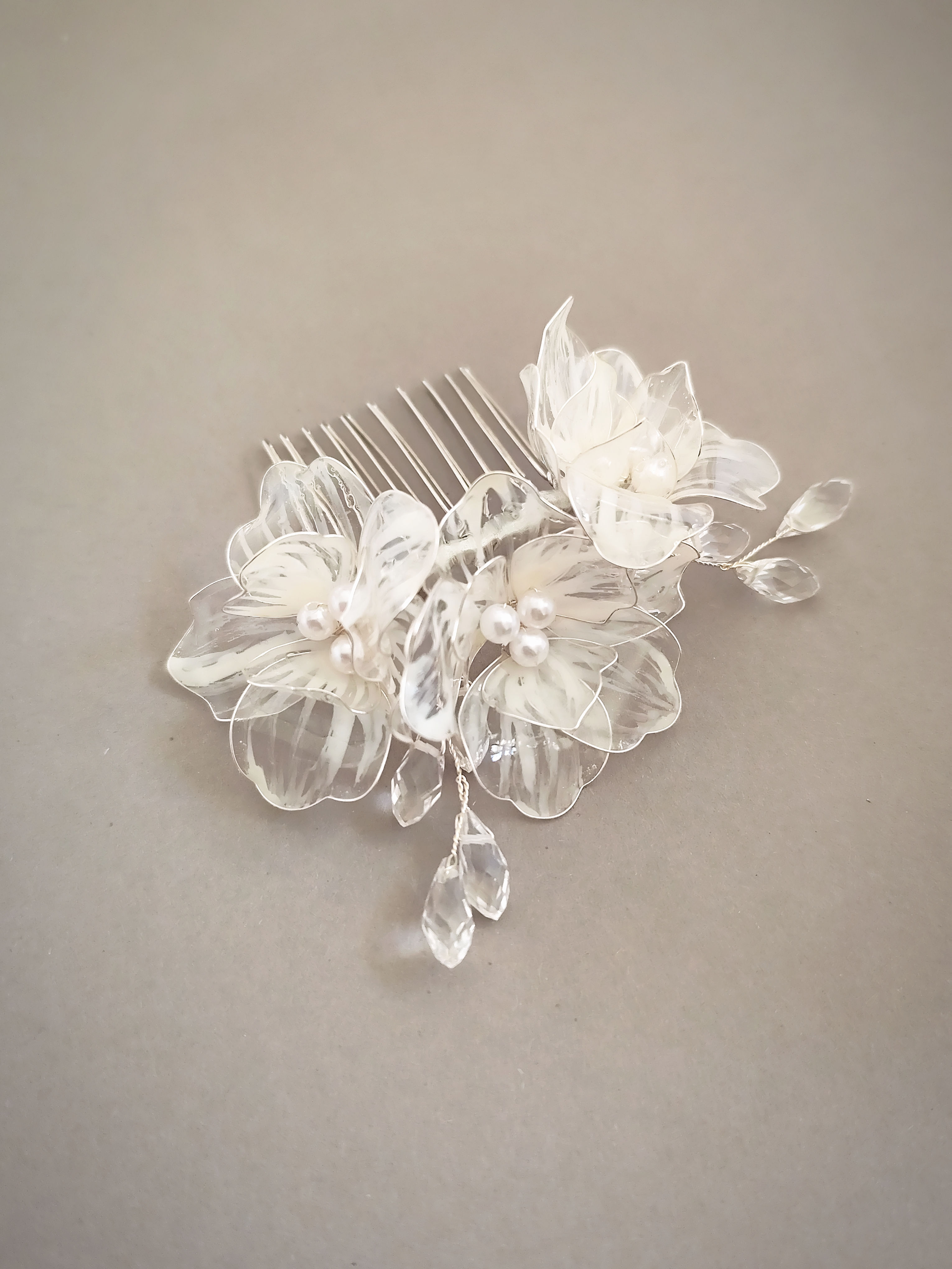 Riviera peigne cheveux mariée avec des fleurs fines blanches faites main