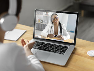 Pacientes no Exterior ou em Outras Cidades: Como Funcionam as Consultas Online e o Tratamento à Distância?