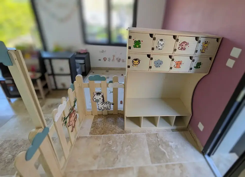 Meuble d’entrée sur mesure installé dans une MAM avec casiers et rangements