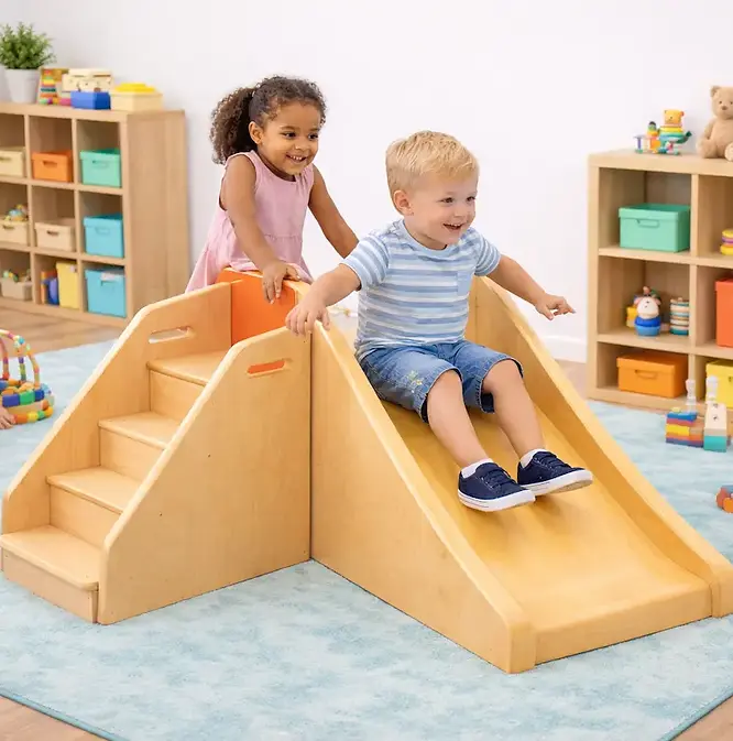 coin-motricite-toboggan-escalier-bois-creche.webp