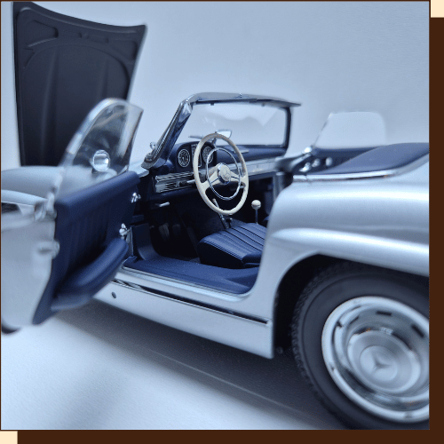 Thumbnail: Alt-tekst  Minichamps Mercedes-Benz 300 SL Roadster 1957 in zilver met blauw interieur, schaal 1:18, productnummer 180 039030