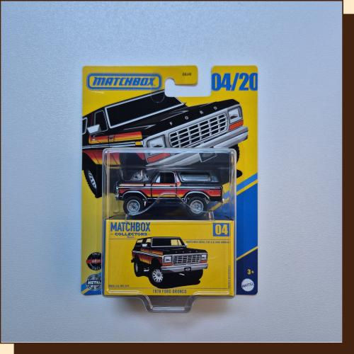 Thumbnail: Matchbox auto met opschrift 04/20. Zwarte auto op een gele achtergrond.
