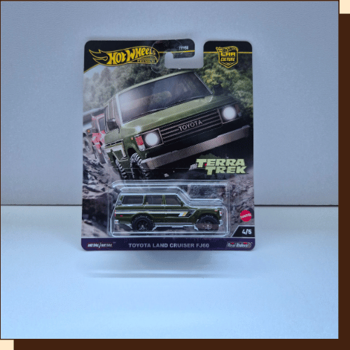 Thumbnail: Hot Wheels Premium Toyota Land Cruiser FJ60 in donkergroen uit de Terra Trek-serie van 2024 - voorkant verpakking