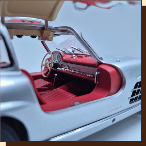 Thumbnail: Alt-tekst  Minichamps Mercedes-Benz 300 SL uit 1954 in zilver met rood interieur, schaal 1:18, artikelnummer 180 039000.