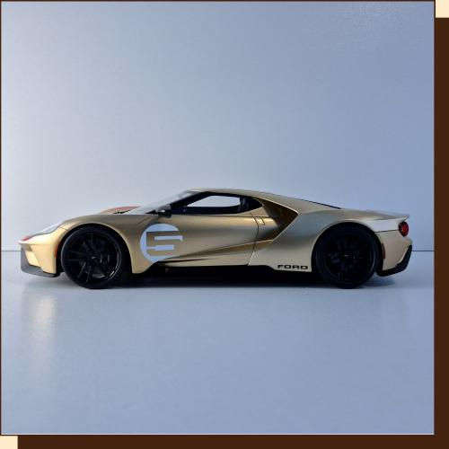 Thumbnail: Gouden auto op een witte achtergrond. Hot Wheels Nissan Trucks Premium 2-Pack uit 2024.