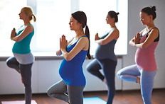 Femmes enceintes pendant un cours de yoga
