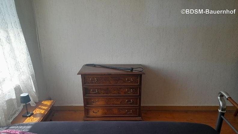 BDSM Gästezimmer - Kommode/Schrank