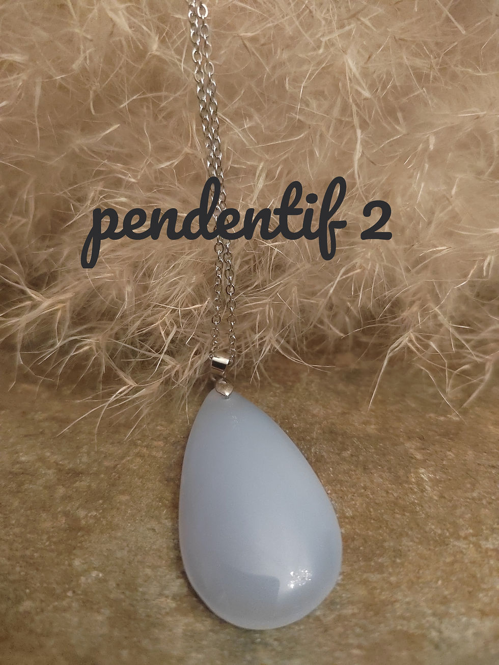 Miniature : pendentif en calcedoine bleu clair