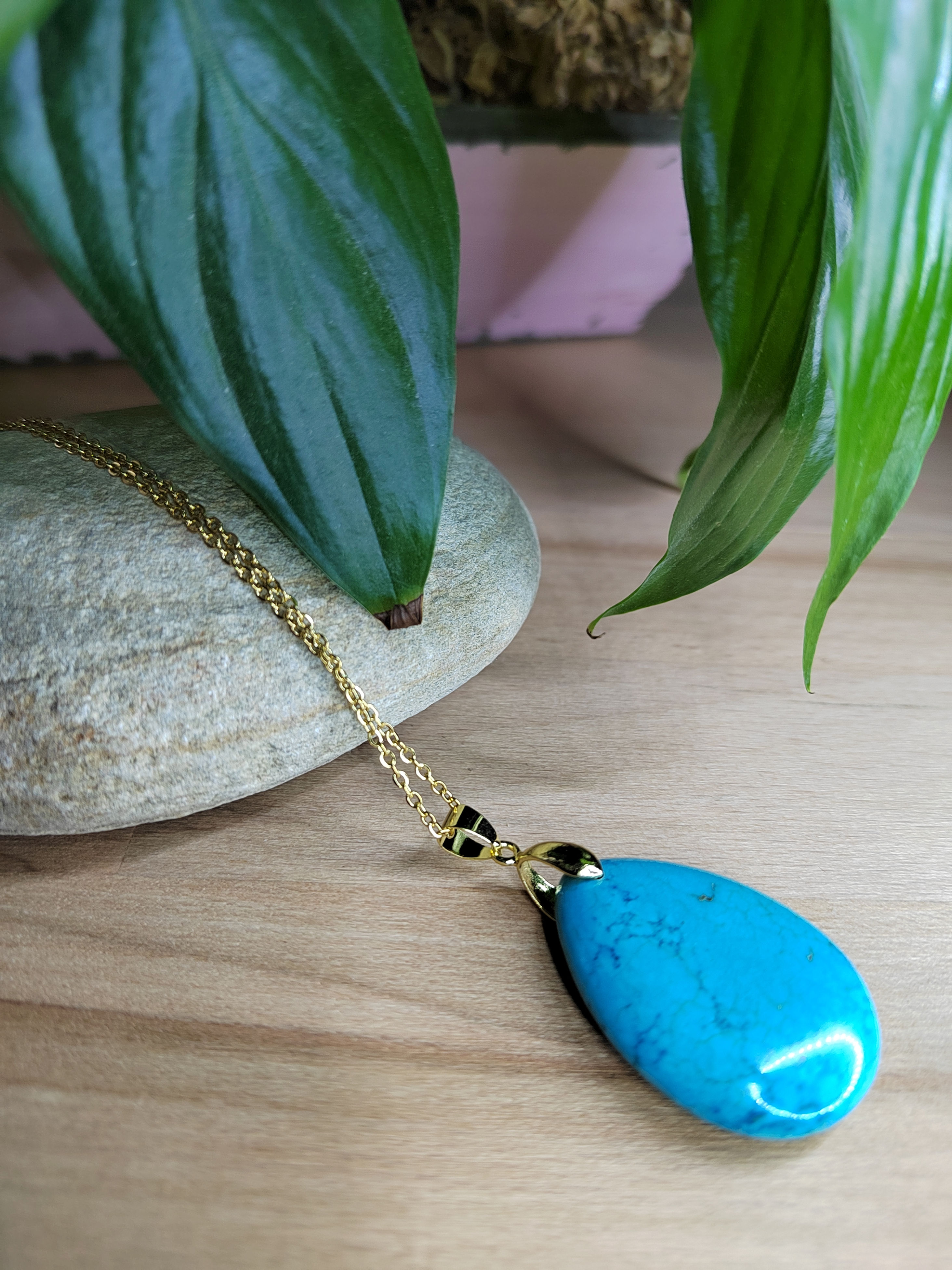 collier en acier doré et pendentif goutte en howlite teinté