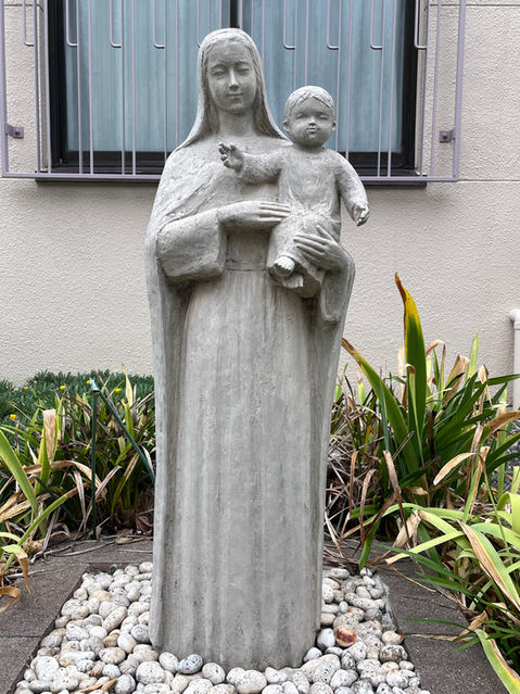 Madonna and child statue in front of the Pietà