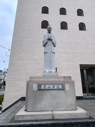 正面左高山右近像