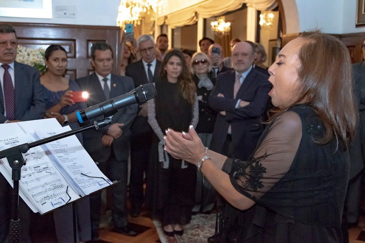 63 - Patricia Guzmán cantando en mi exposición. Te amo China en idioma mandarín. República Popular China. Cantó en idiomas francés, alemán, español y mandarín.jpg