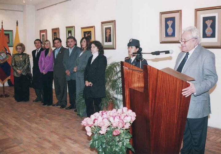 57 - OK - El escritor Julio Pazos haciendo la Crítica de la obra de Carlos Neyra Arqueográficas de Colombia y Ecuador en la Galería de la FLACSO, Quito, 2006.jpg