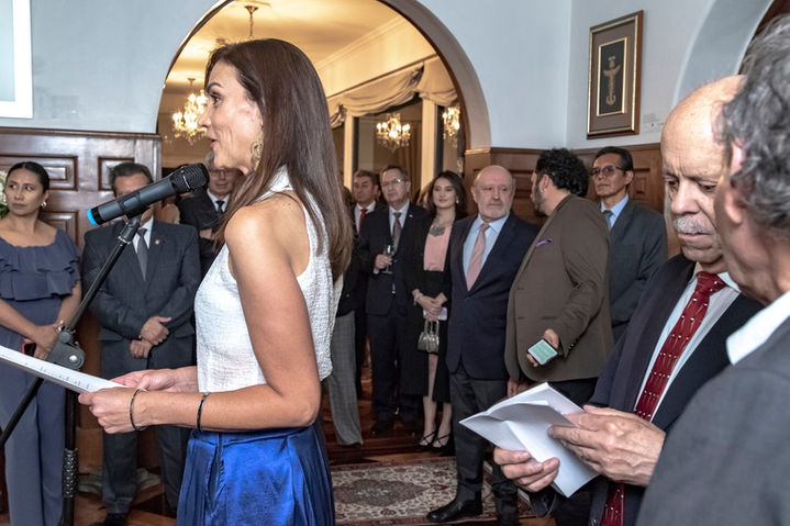 60 - Marcela Zapata maestra de Ceremonia en la Exposición de Carlos Neyra, Serigrafías pictóricas manuales, 17 de diciembre, 2024.jpg