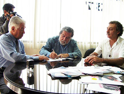 El maestro Oswaldo Viteri firmando la Acta Notarial, como autor del original y socio en la edición de la obra, 2011.jpg