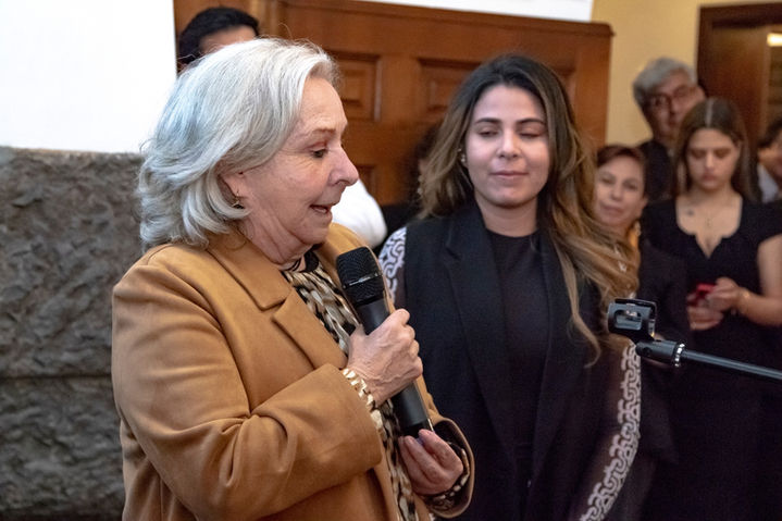 61 - 5María Antonia Velasco Guerrero Embajadora de Colombia en Ecuador presentando exposición de Carlos Neyra,la Cónsul de Colo.jpg