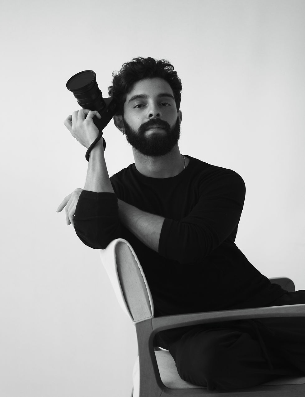 Fotógrafo camposergio segurando uma câmera, representando sua trajetória e atuação profissional