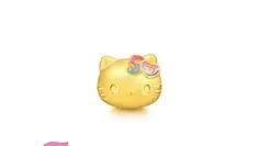 《周生生優惠》-  購買黃金串飾3件或以上即可獲贈黃金串飾收藏盒一個 每購買1件Hello Kitty 飾品*並1件Sanrio characters 飾品 即獲贈限量Hello Kitty 蝴蝶結珠寶盒乙個 (優惠至2024年9月30日)