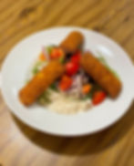 Kartoffeltaschen mit Salat der Saison