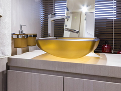 invictus_gt370_boat_int_bathroom.png